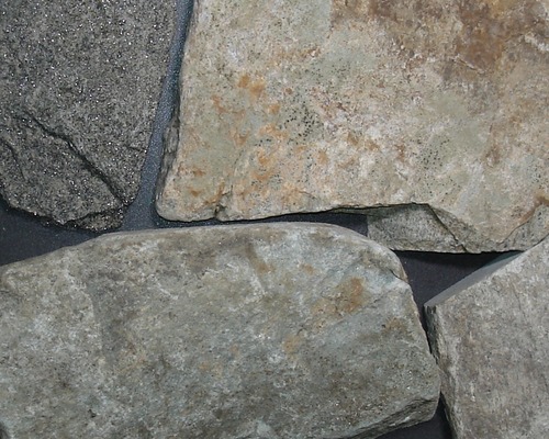 Mosaic fit stone veneer pieces with irregular shapes